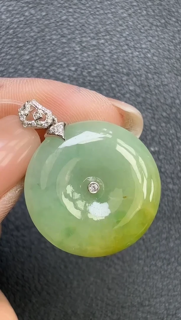 颈饰18K金镶嵌翡翠平安扣