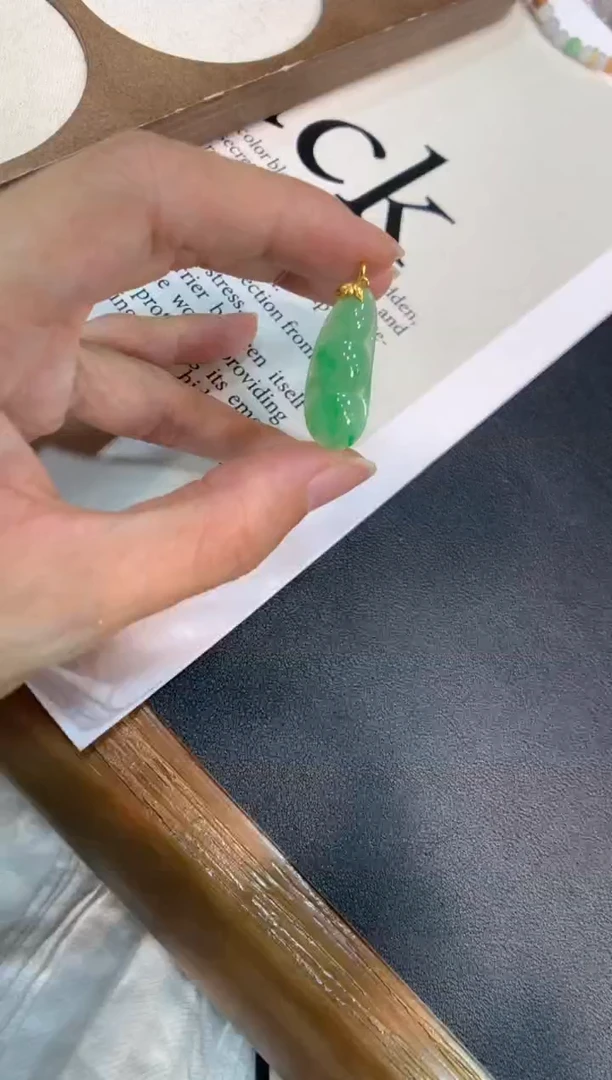 翡翠18K金镶嵌颈饰福豆