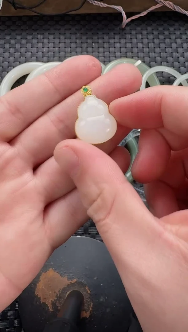 颈饰18K金镶嵌和田玉葫芦