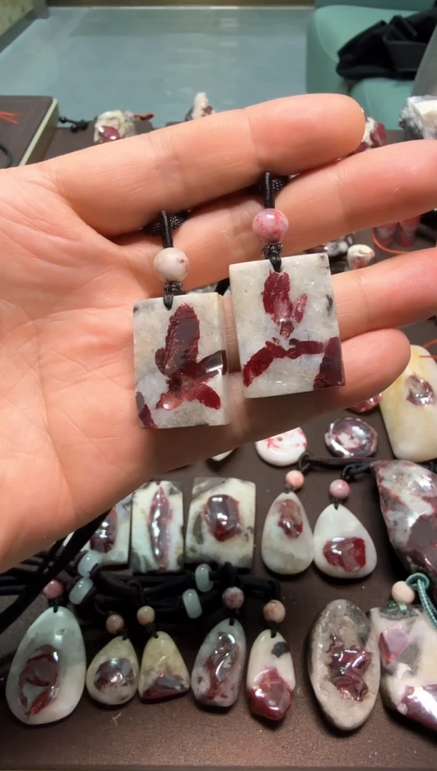 天然辰砂大晶砂晶体随行吊坠