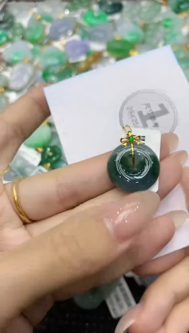 颈饰18K金镶嵌翡翠111111111111