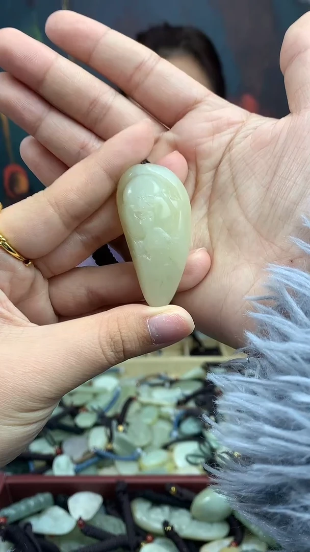 颈饰未镶嵌和田玉（多样性发一件）没有证书有瑕