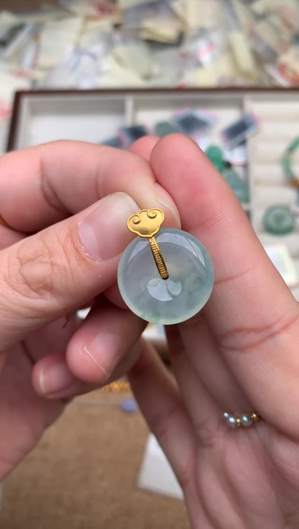 18K金镶嵌挂件翡翠一