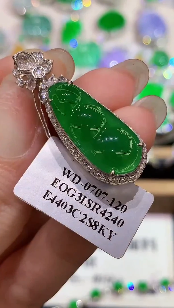 吊坠(不含链)18K金镶嵌翡翠LSR多样性发其一