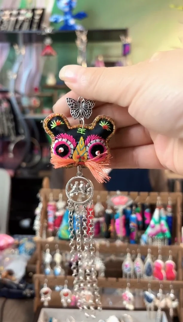 彩云南阁非遗老绣饰品732