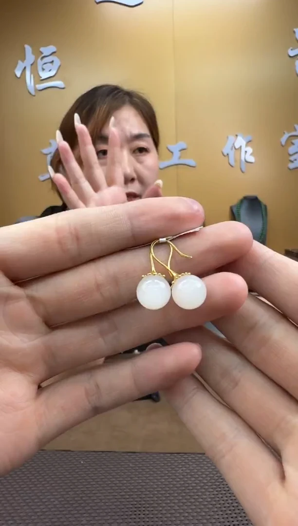 颈饰18K金镶嵌和田玉耳饰一对