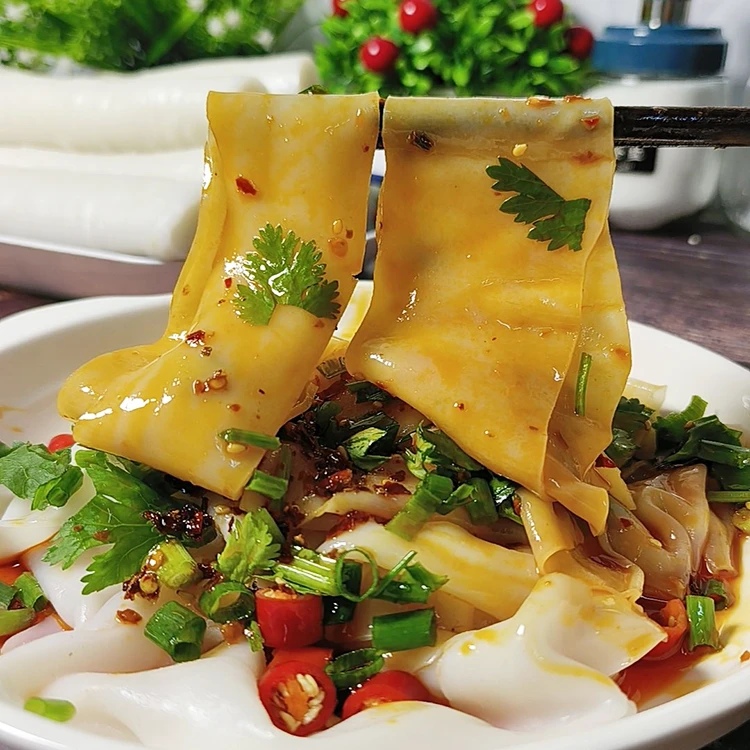 贵州凉米皮遵义小吃手工湿米皮凉卷粉剪粉凉皮炒烫卷米皮