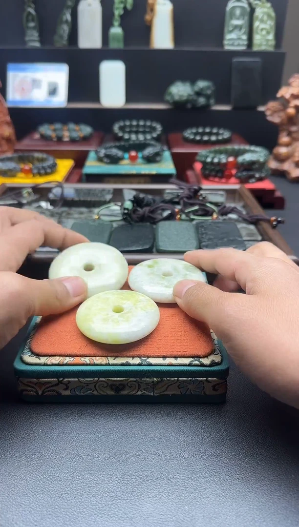 未镶嵌颈饰蓝田玉（蛇纹石化大理石玉）蓝田玉平安扣