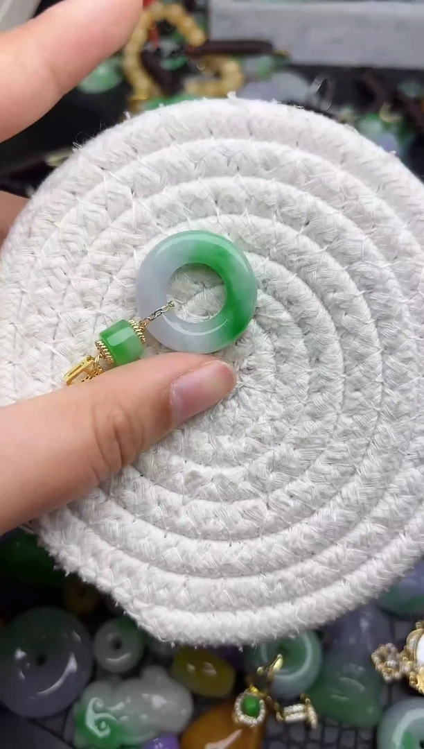 颈饰未镶嵌翡翠缅甸翡翠吊坠