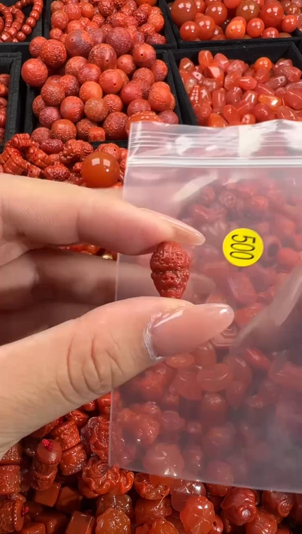 南红玛瑙未镶嵌颈饰1