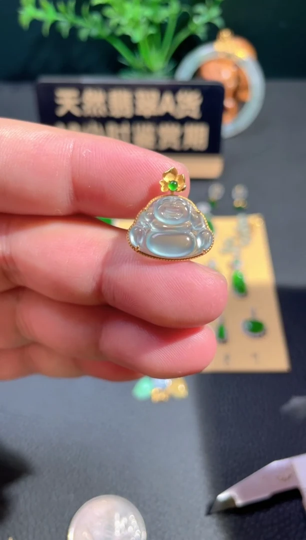 颈饰18K金镶嵌翡翠翡翠