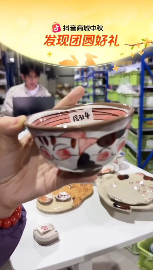 瓷仲良しネコ　彫茶碗（赤）