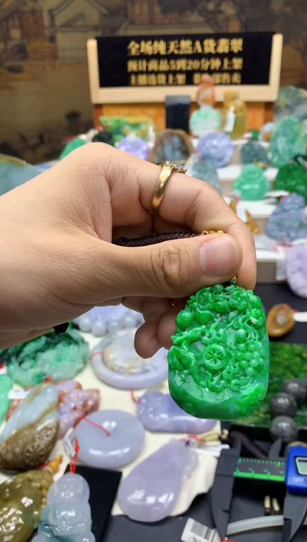 颈饰未镶嵌翡翠天*。天然A货翡翠
