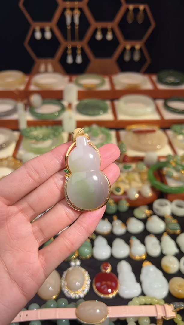 18K金镶嵌和田玉挂件翠青