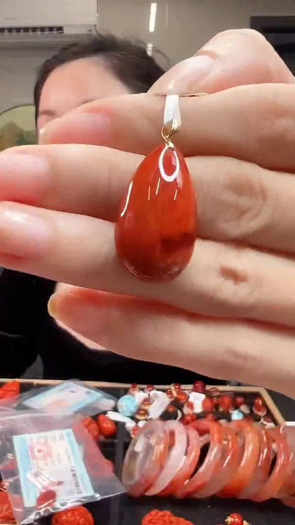 18K金镶嵌吊坠南红玛瑙/水滴款