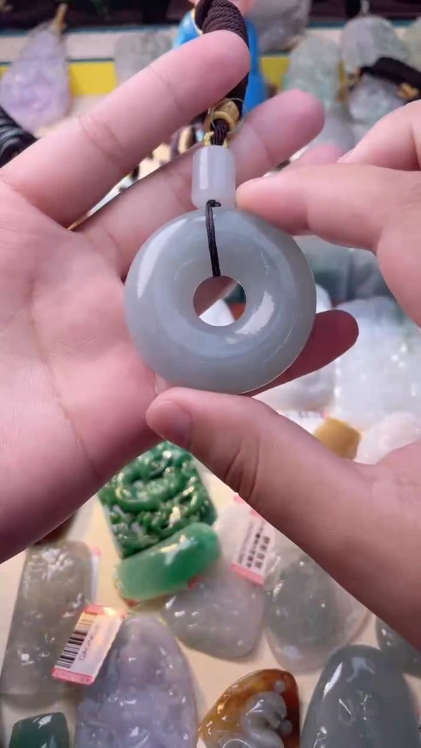 翡翠未镶嵌颈饰鱼*扣子