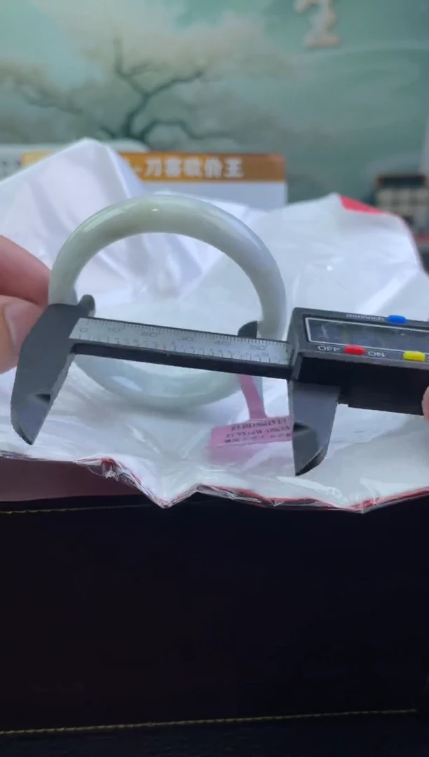 翡翠手镯未镶嵌8翡翠手镯（微瑕）