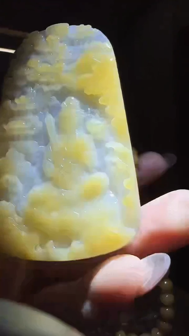 翡翠未镶嵌颈饰虚空藏