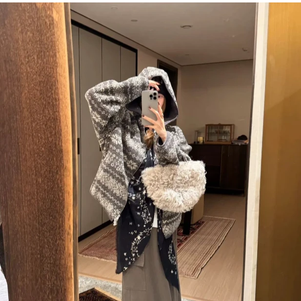 程程甄选  韩系费尔岛提花羊羔毛绒感厚款连帽慵懒风外套9182