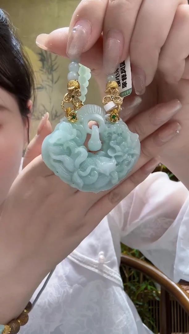 翡翠未镶嵌颈饰吊坠