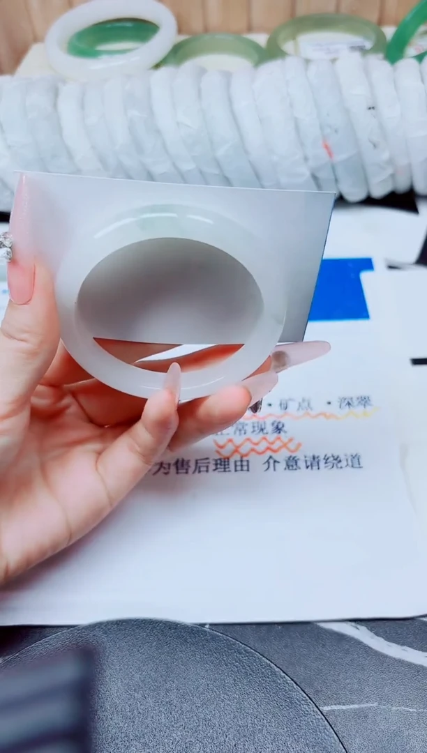 未镶嵌手镯石英质玉132/56.3