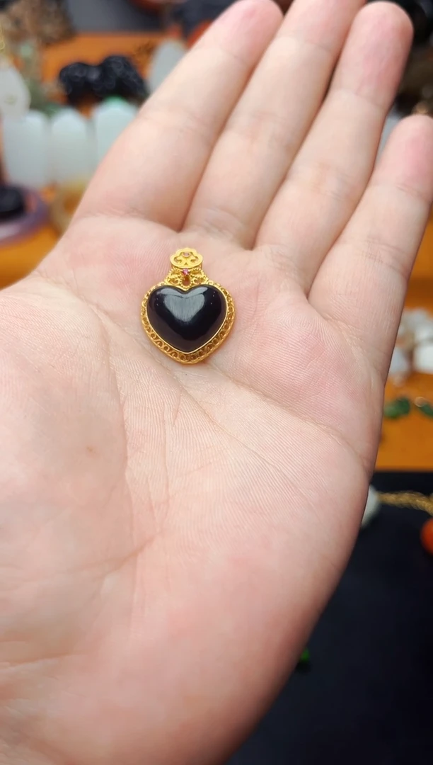 【闪购商品】和田玉颈饰18K金镶嵌爱心01