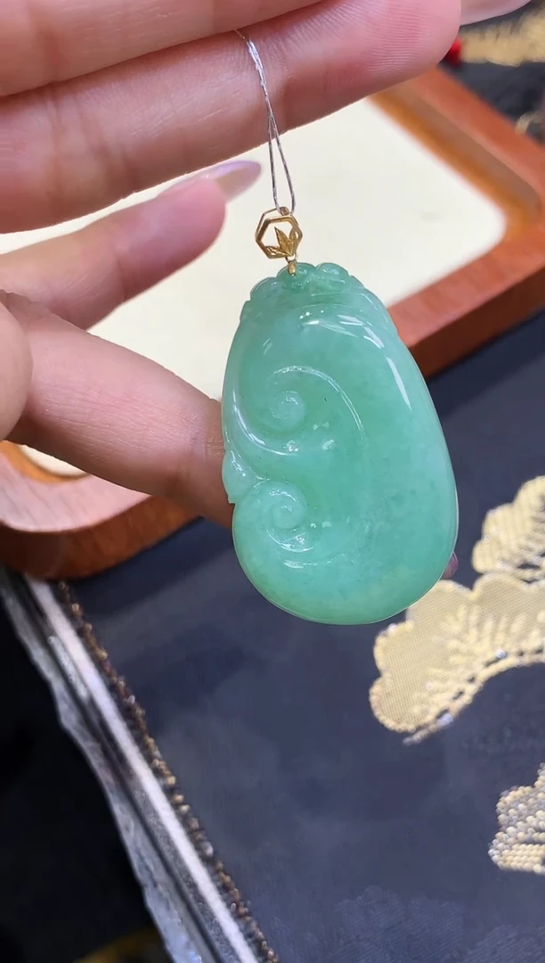 18K金镶嵌挂件翡翠如意