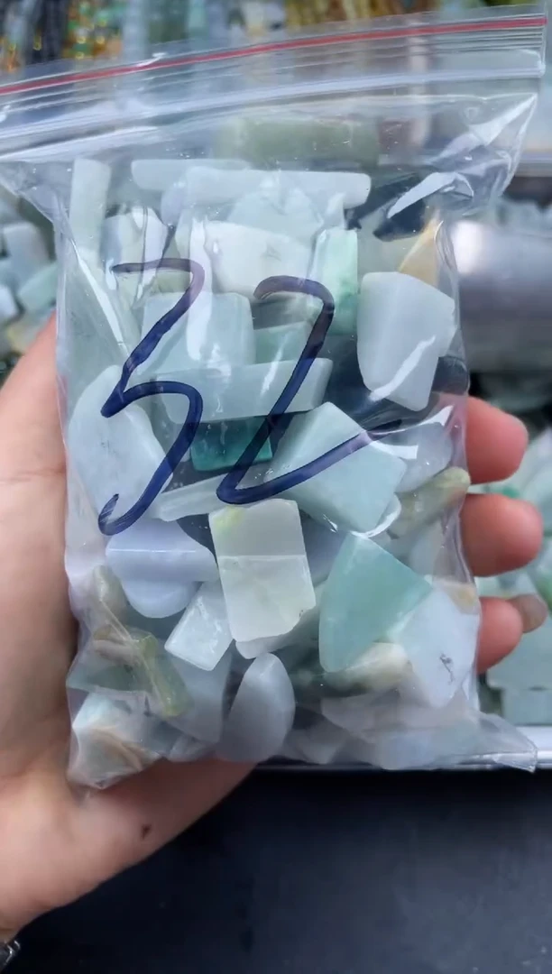 【闪购商品】翡翠颈饰未镶嵌天然翡翠边角中号500克32