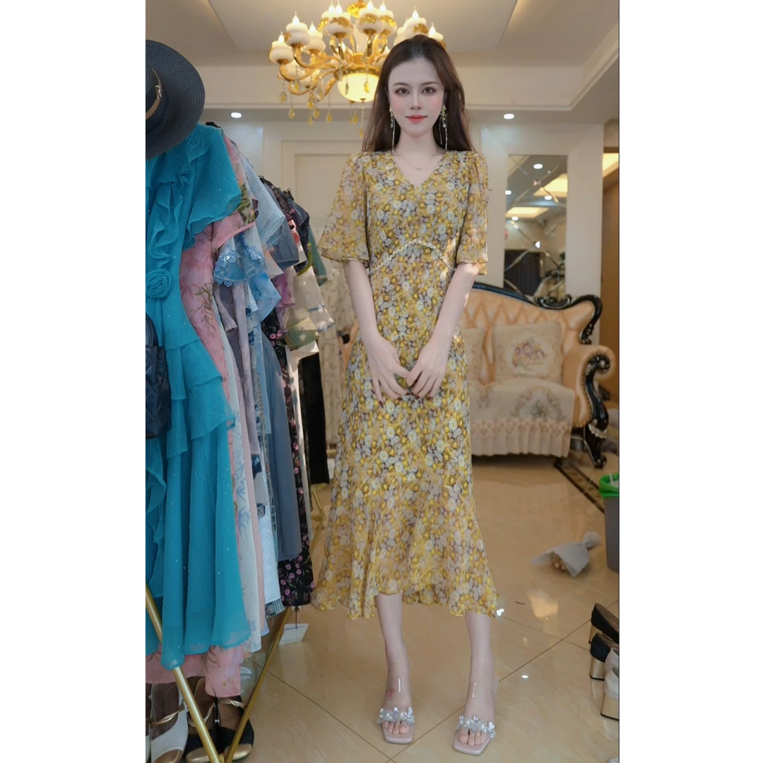 （赠送运费险）度假风连衣裙女2025款夏v领显瘦高端雪纺a字裙J5232