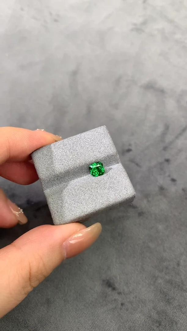 未镶嵌裸石石榴石（沙弗莱）1.03CT