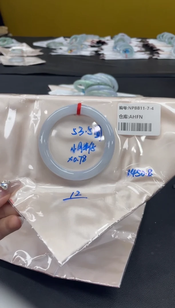 未镶嵌手镯翡翠一*?翡翠手镯