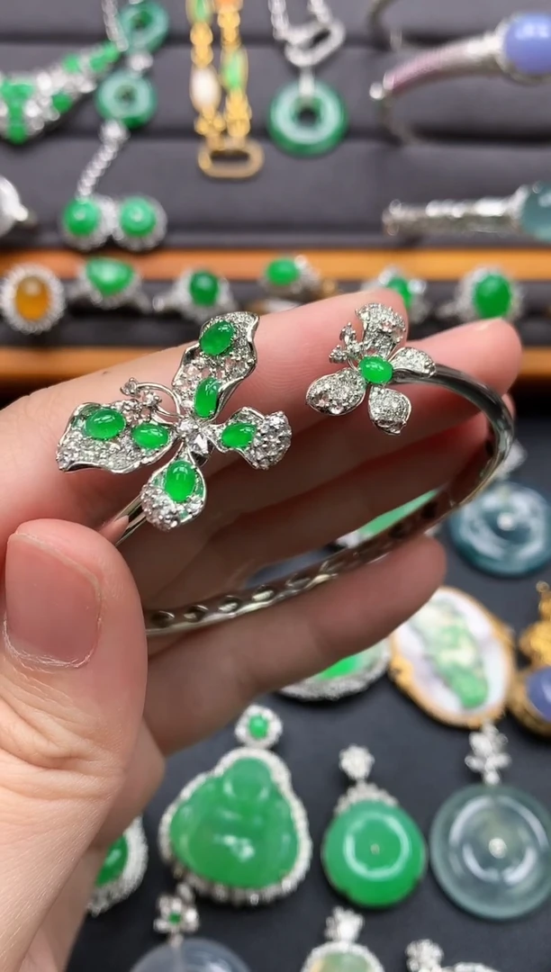 18K金镶嵌手镯翡翠手镯