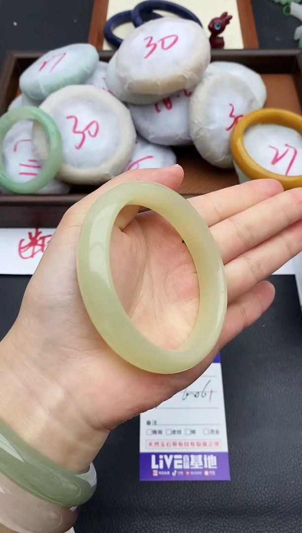 未镶嵌手镯石英质玉4+60/61