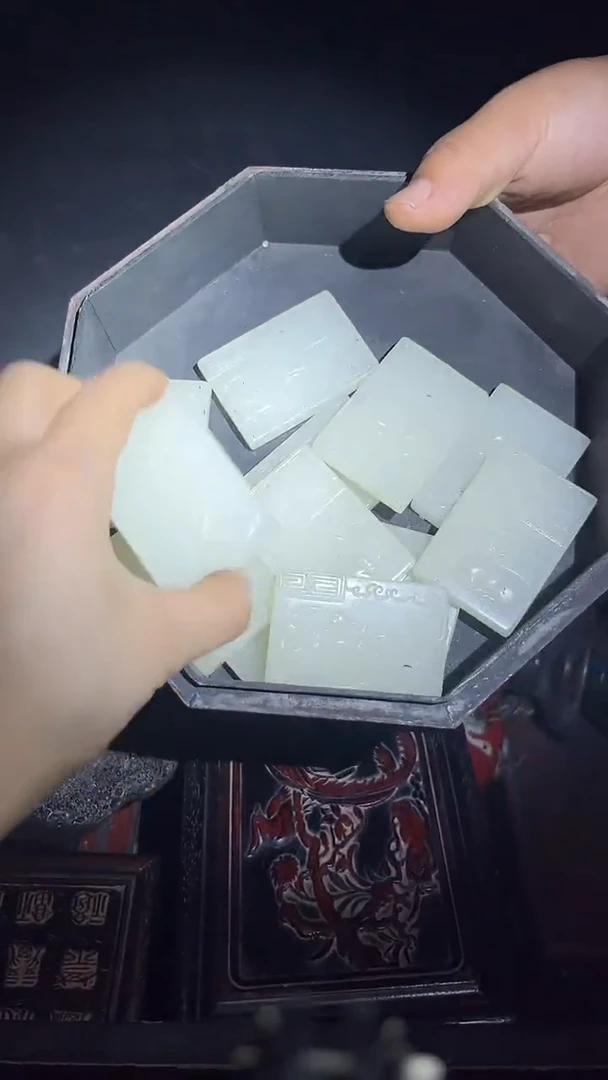 和田玉未镶嵌挂件和田玉生肖牌.1件.其中一件发.不带盒