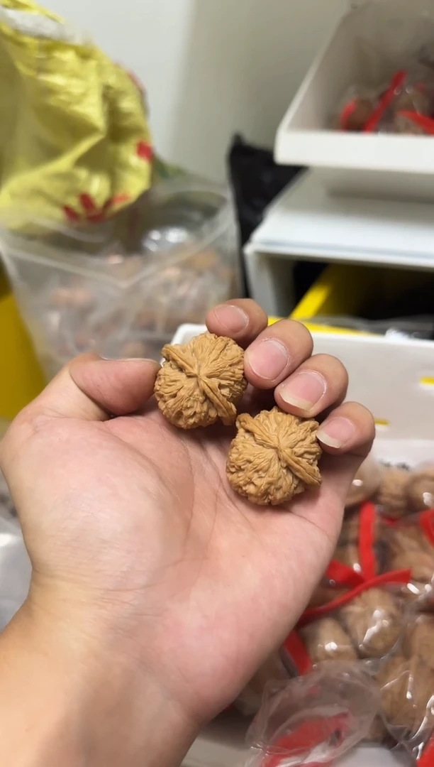 文玩核桃手串白狮子核桃一对38左右