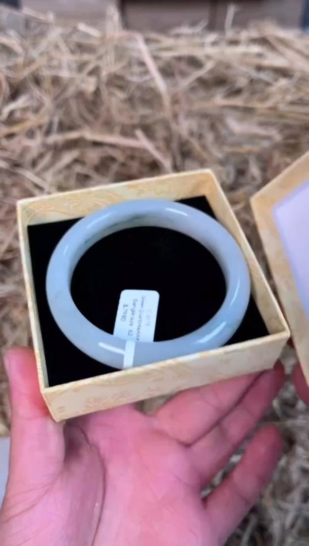 未镶嵌手镯石英质玉C-0172