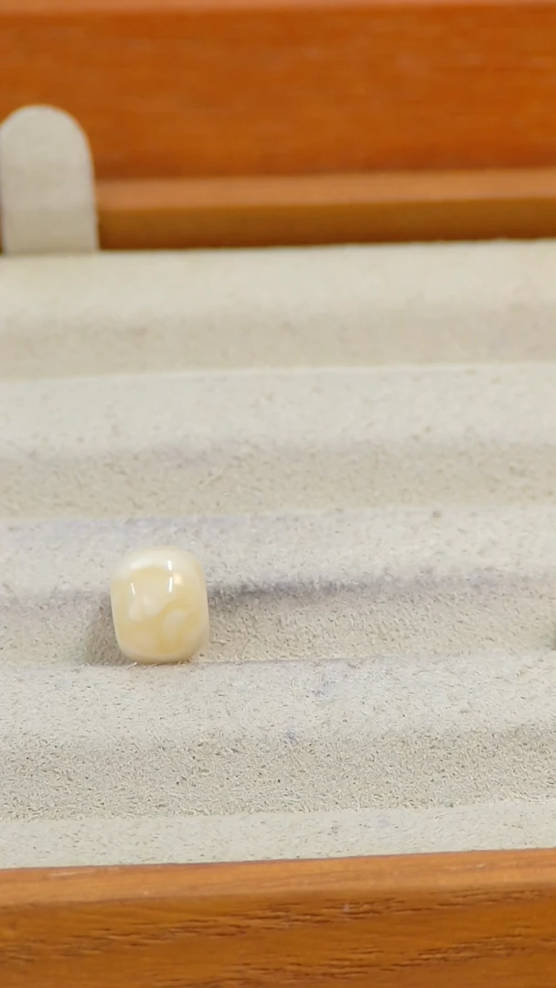 【闪购商品】蜜蜡裸石未镶嵌俄料微瑕0.389克