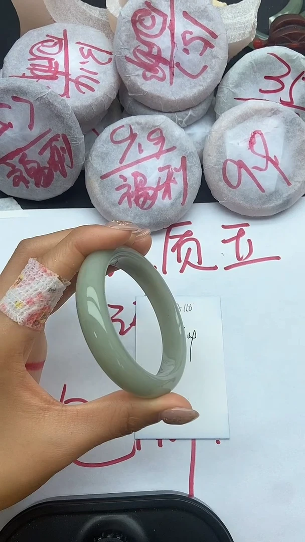 未镶嵌手镯石英质玉A116+56.4