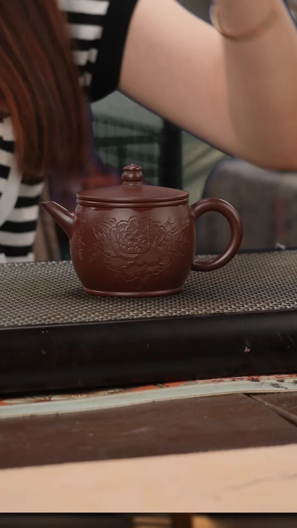 茶壶紫砂紫袍玉砂精工刻绘牡丹汉瓦160cc