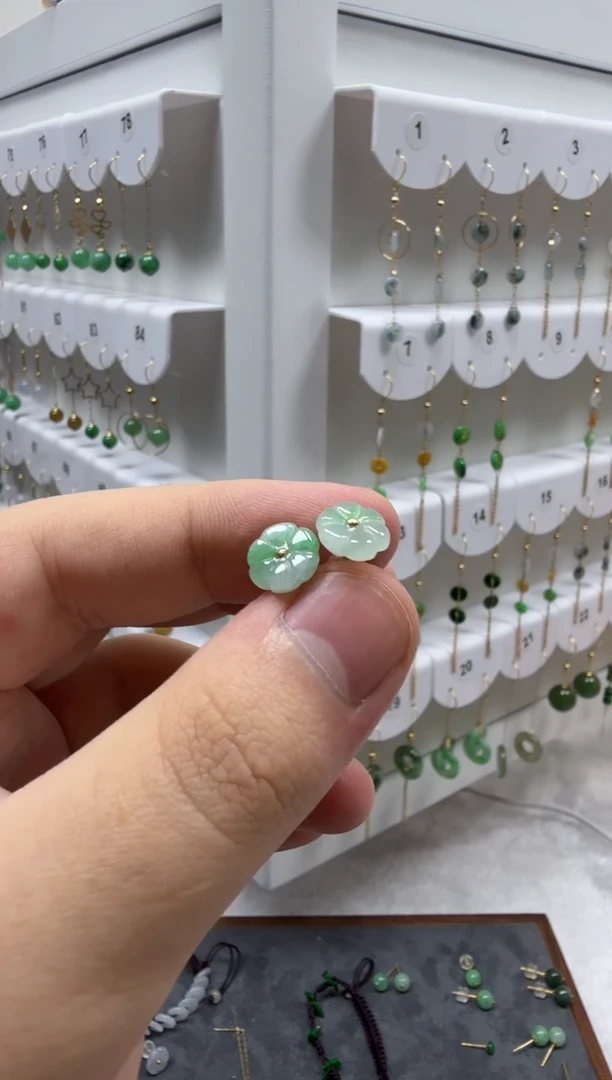 18K金镶嵌翡翠耳饰缅甸天然翡翠A货