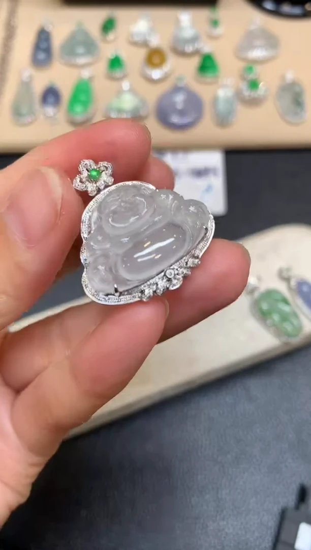 颈饰18K金镶嵌翡翠佛公【无服务费【48小时鉴赏期】