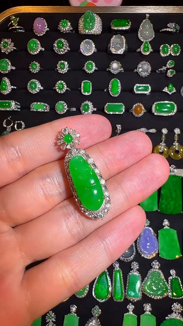 18K金镶嵌挂件翡翠吊坠