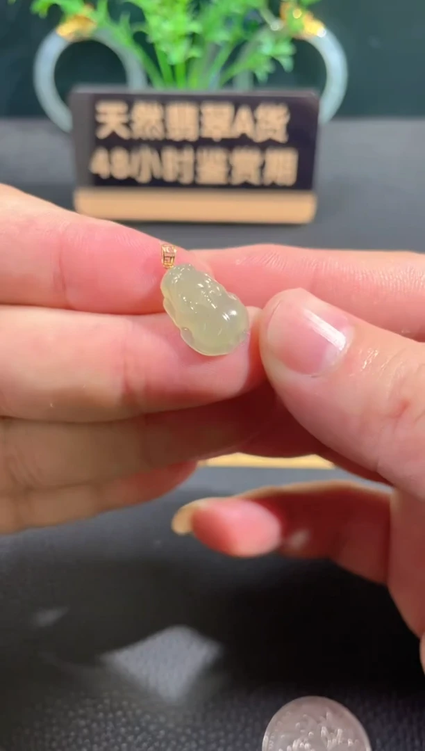 翡翠18K金镶嵌颈饰翡翠