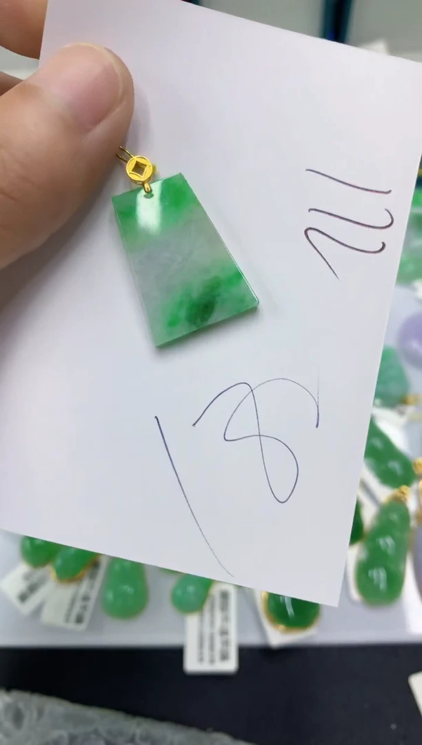 翡翠18K金镶嵌颈饰翡翠