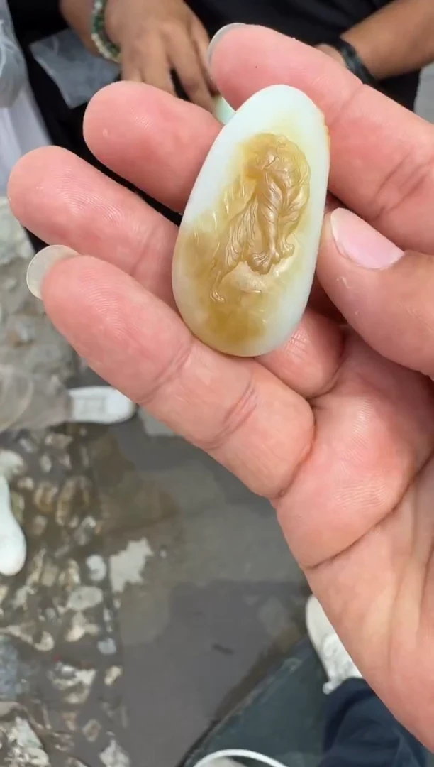 未镶嵌和田玉（糖玉）挂件和田玉
