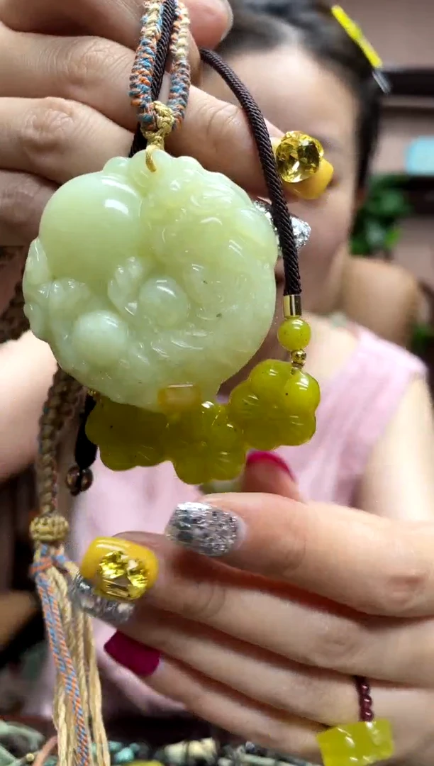 岫玉未镶嵌吊坠·