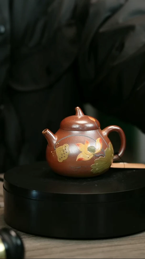 茶壶紫砂西***。H2435李小琴堆绘莲花茄瓜