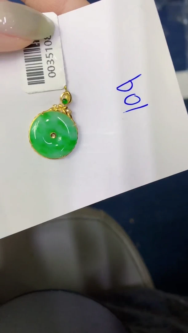 翡翠18K金镶嵌颈饰缅甸天然翡翠A货