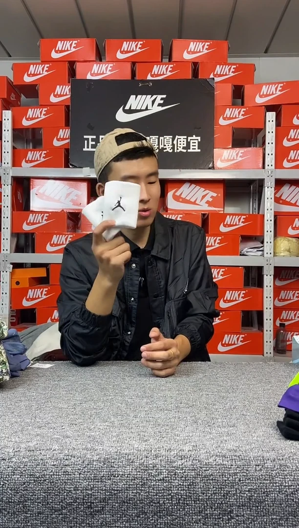 两个白色护腕 护腕 直播间过款