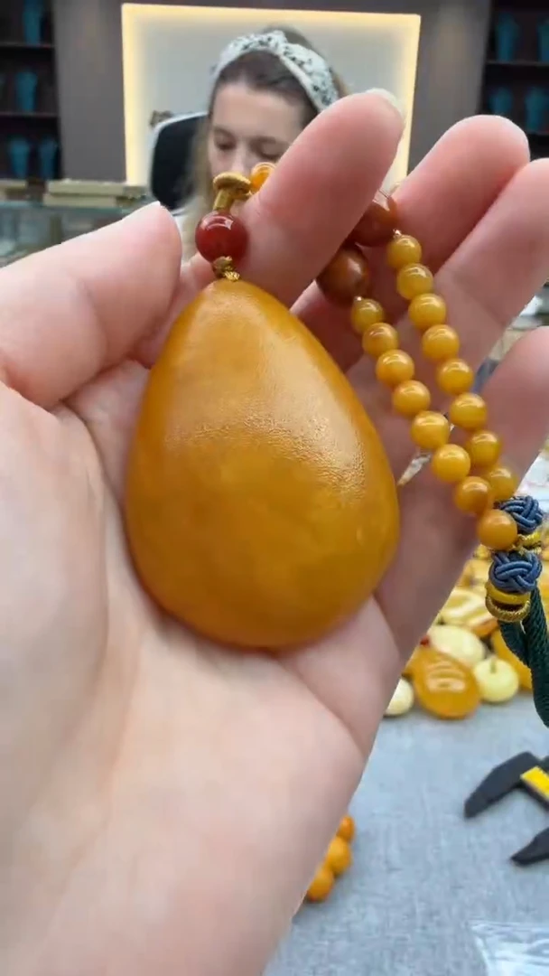 琥珀颈饰未镶嵌190秒拍号 假一罚三